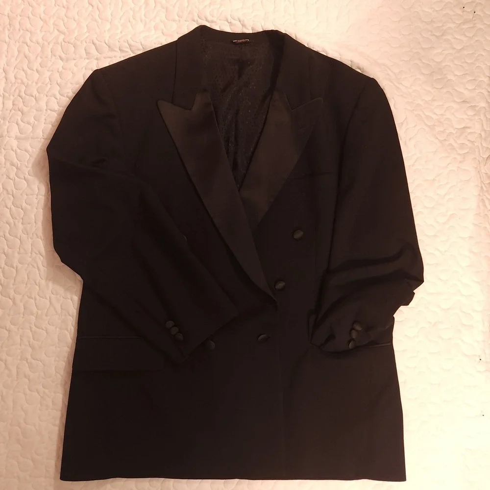 48 Tuxedo Dinner Jacket PEAK SATIN LAPEL  Black Bill Blass Designer Wool Vintage
